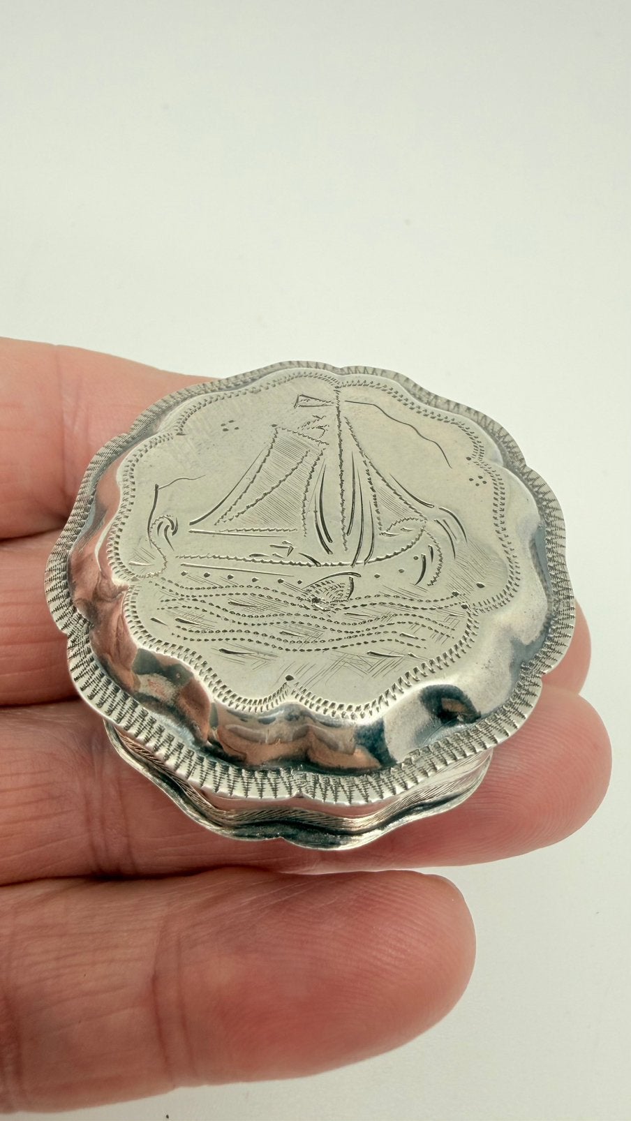 Mooi model oud zilveren pillendoosje. Motief: zeilboot., Verzenden, Zilver