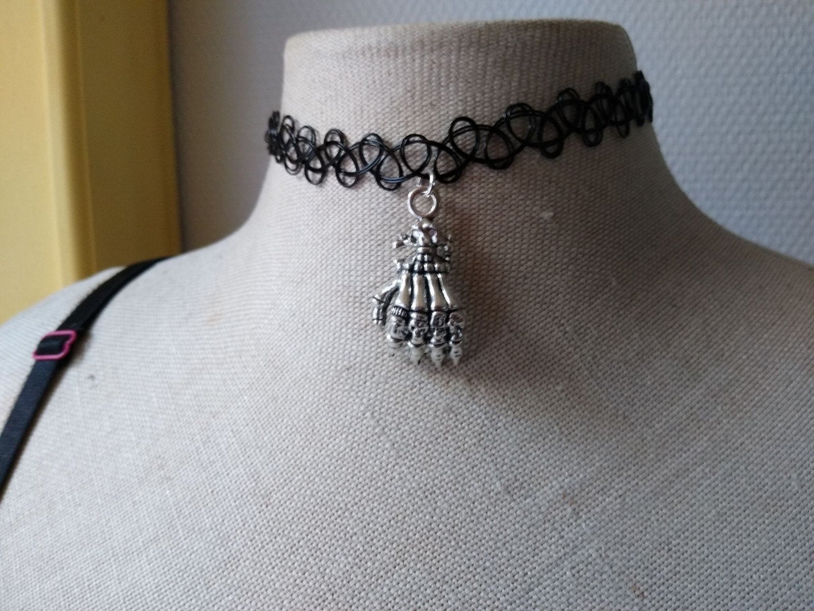 Zgan zwarte Halloween Choker Ketting met Skelet Hand Hanger, Met hanger, Kunststof, Zwart, Ophalen of Verzenden