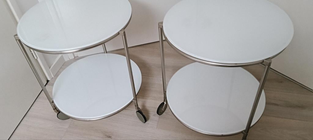 Modern Ikea ronde bijzettafeltjes op wieltjes glas rvs, Huis en Inrichting, Tafels | Bijzettafels, Rond, 45 tot 60 cm, Minder dan 55 cm