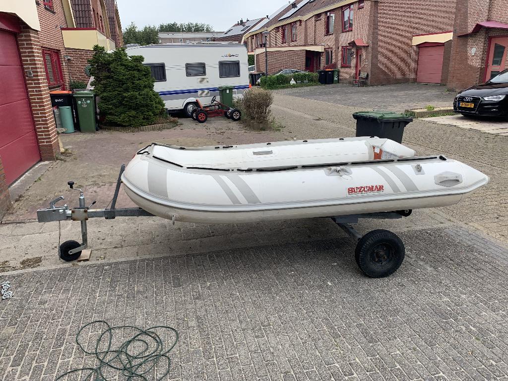 Rubberboot met 8pk motor, Watersport en Boten, Rubberboten, Gebruikt, Suzumar, Aluminium, Brandstoftank, Inclusief motor, Inclusief trailer