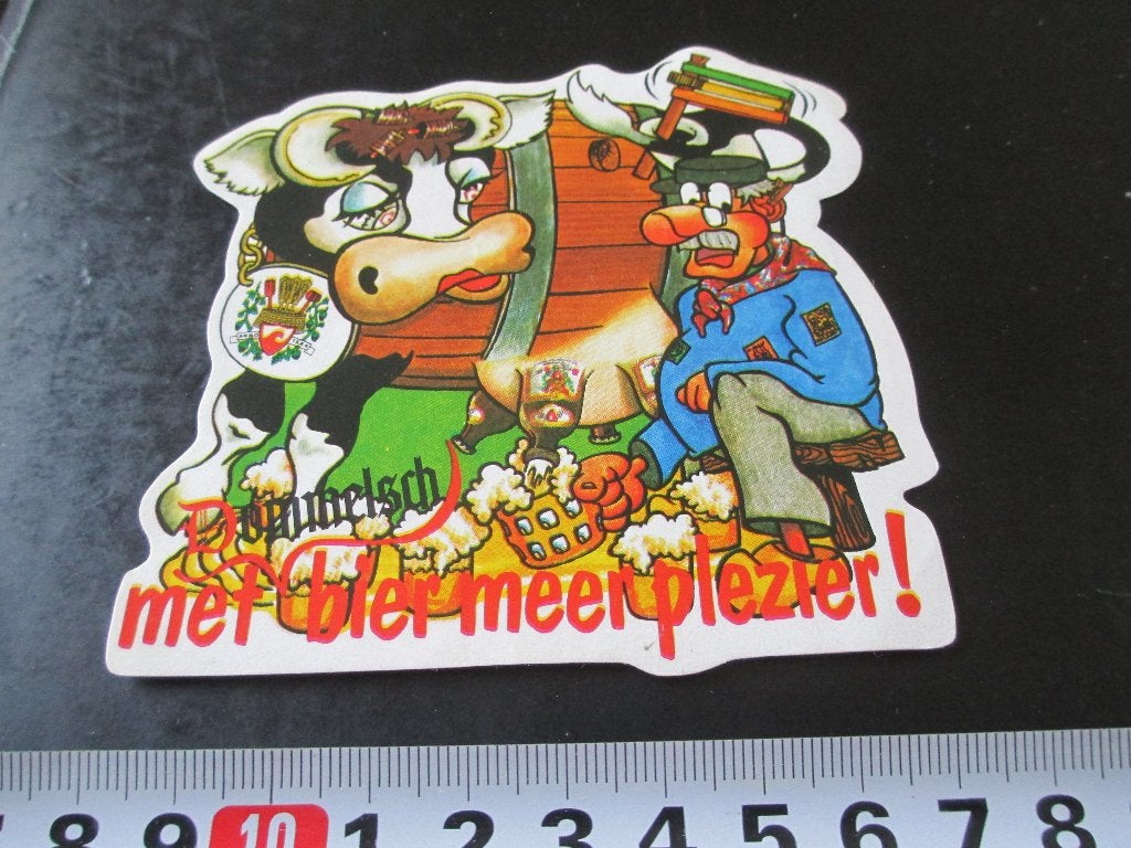 sticker DOMMELSCH bier meer plezier strip koe boer fust *, Verzamelen, Stickers, Ophalen, Zo goed als nieuw