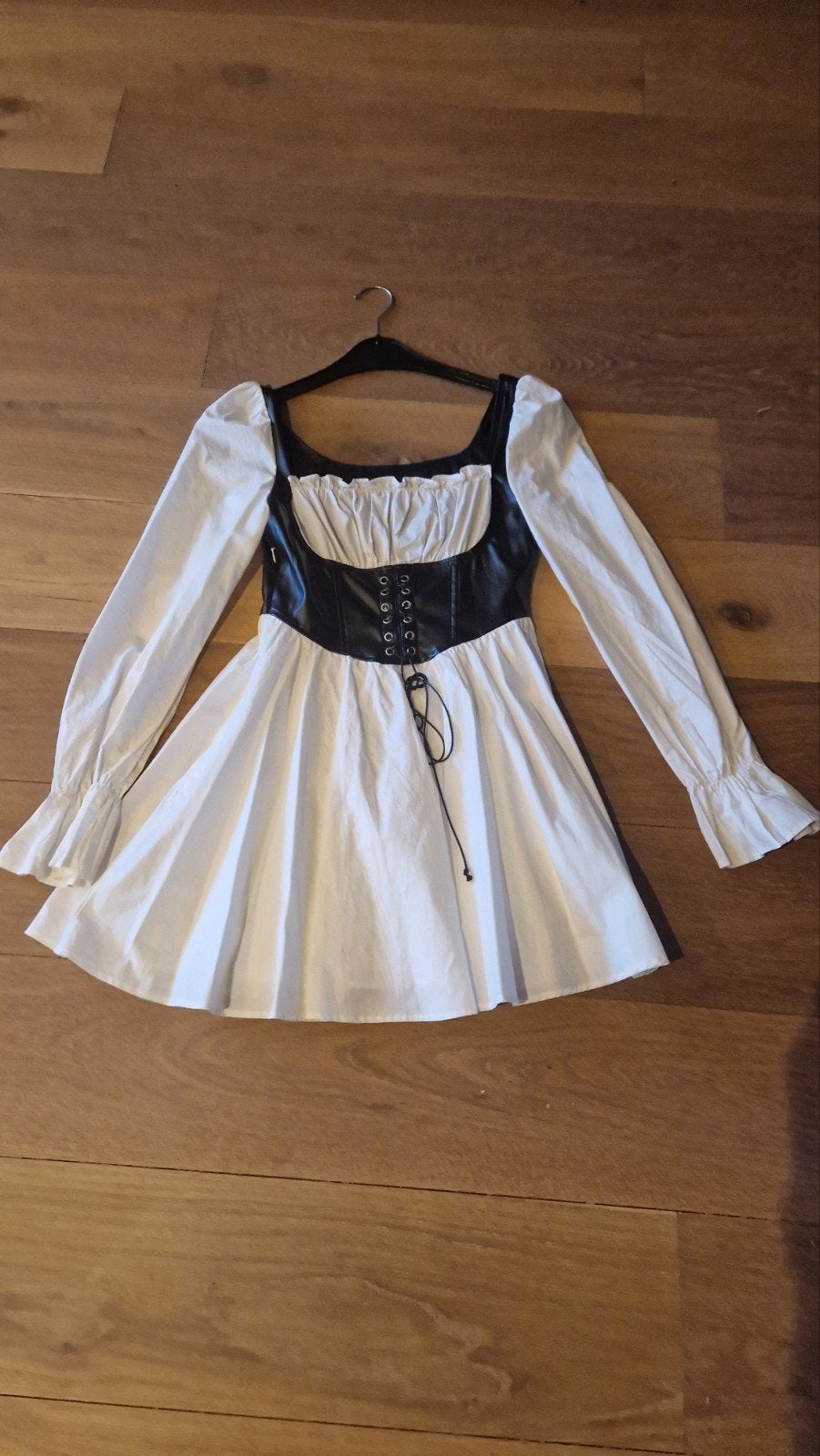Zwart-wit jurkje met korset look en rode cape, Carnaval, Ophalen of Verzenden, Zo goed als nieuw, Kleding