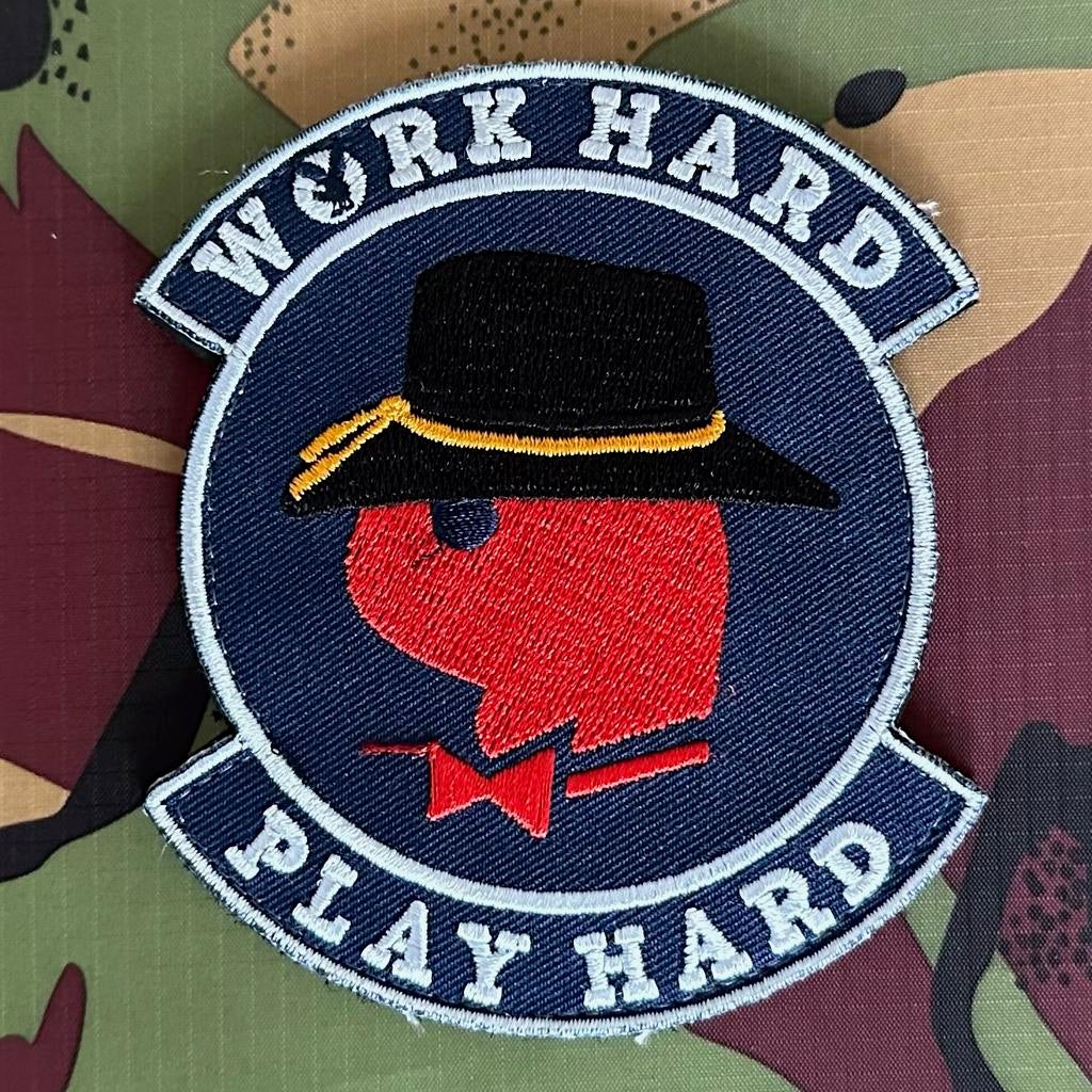Patch RNLAF 301 SQN Work Hard Play Hard, Verzamelen, Ophalen of Verzenden, Luchtmacht, Nederland, Embleem of Badge