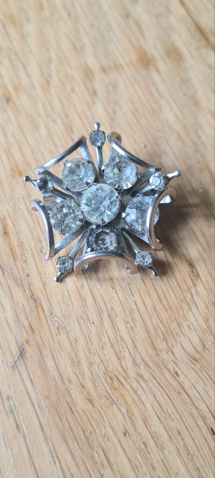 Vintage Broche met Kristallen - Zilverkleurig, Met kristal, Overige materialen, 4 tot 7 cm, Gebruikt