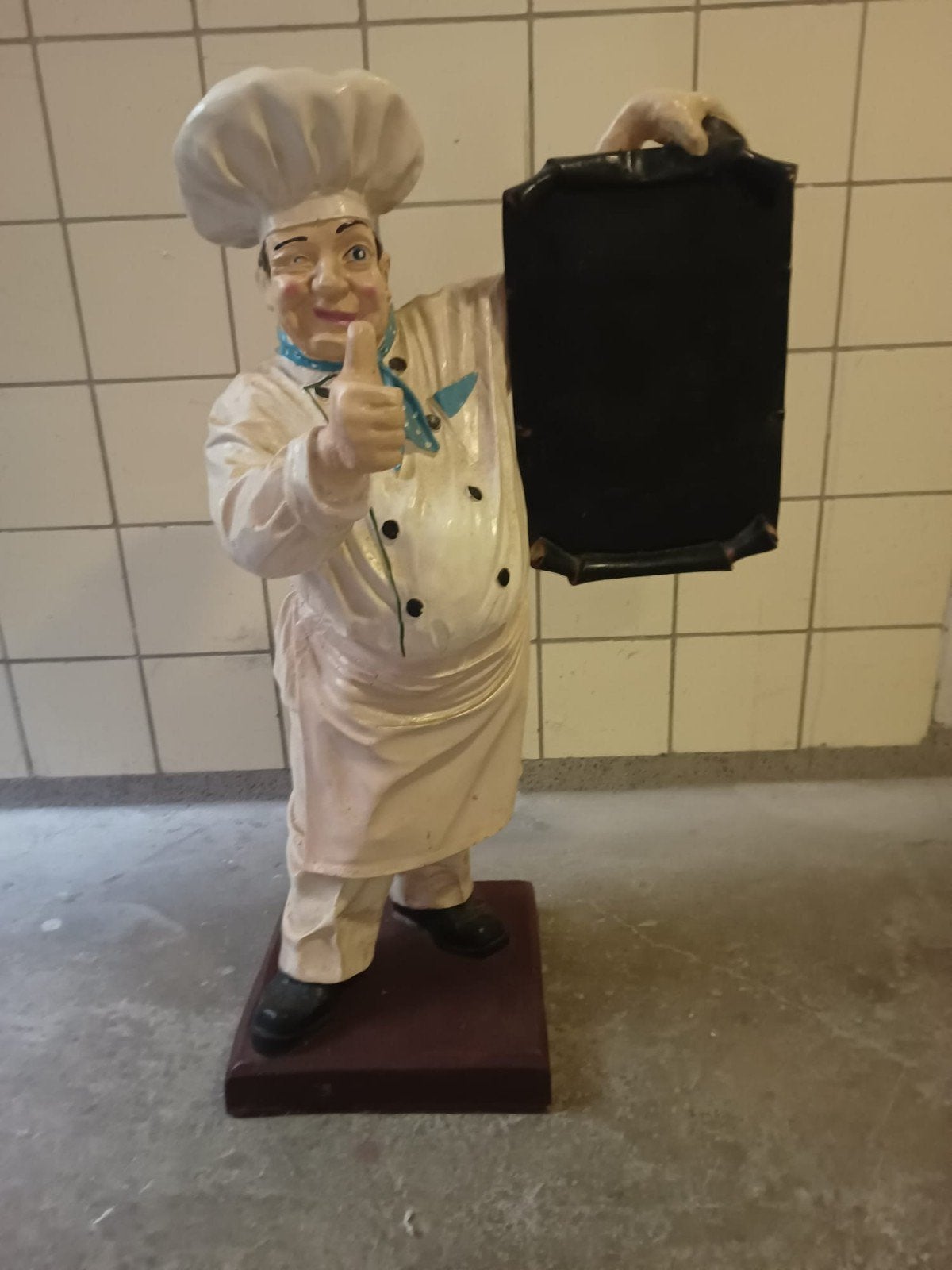 ķoksbeeld met krijtbord tegen elk aannemelijk bod., Ophalen, Zo goed als nieuw