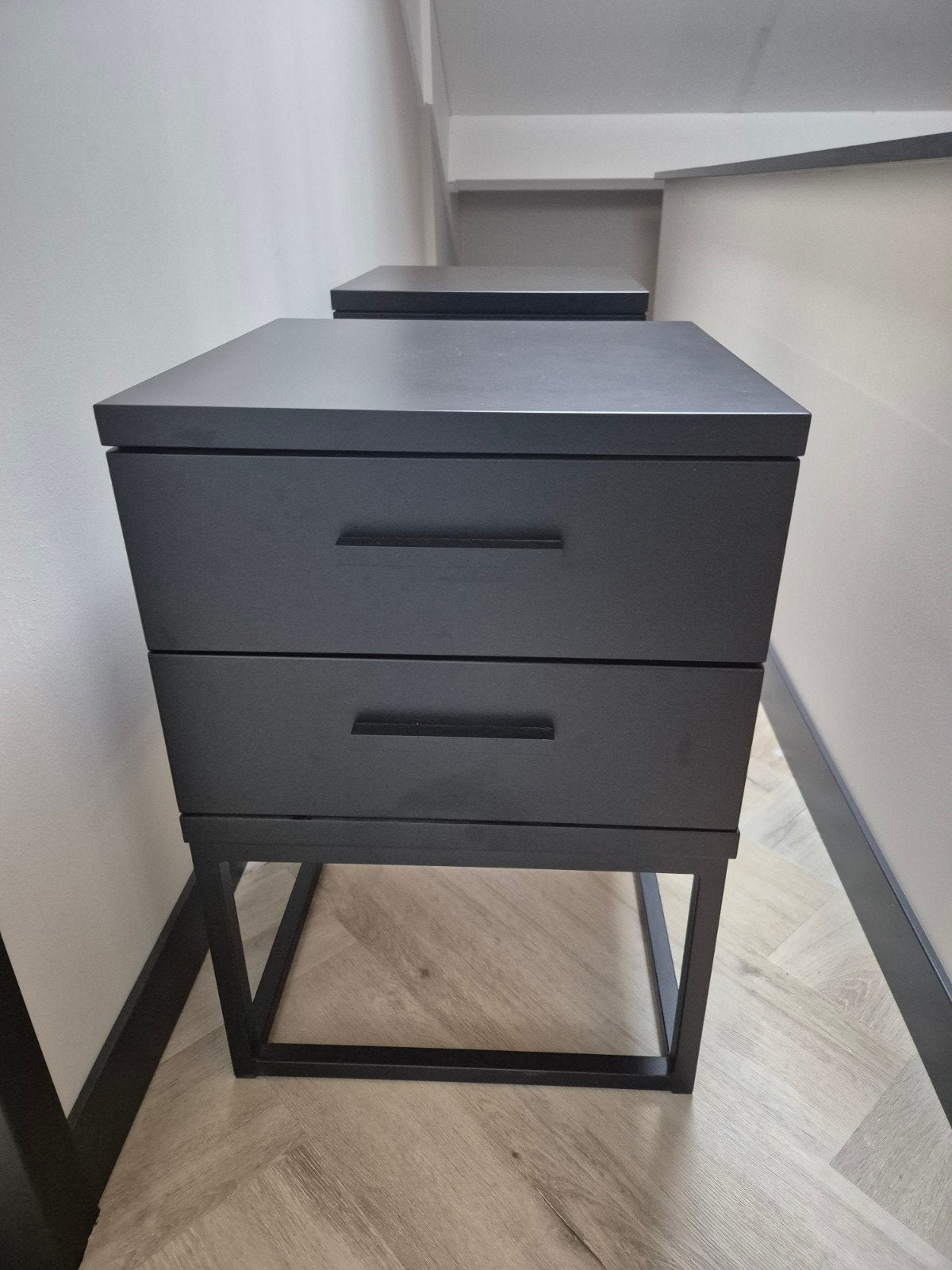 2 Swiss sense zwarte nachtkastjes, Ophalen, Gebruikt, 65 cm of meer, 70 cm of meer