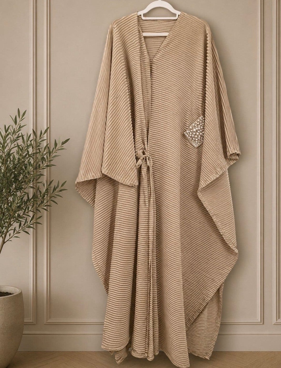Nieuwe Abaya met kralen en steenwerk, Beige, Maat 42/44 (L), Nieuw, Ophalen of Verzenden