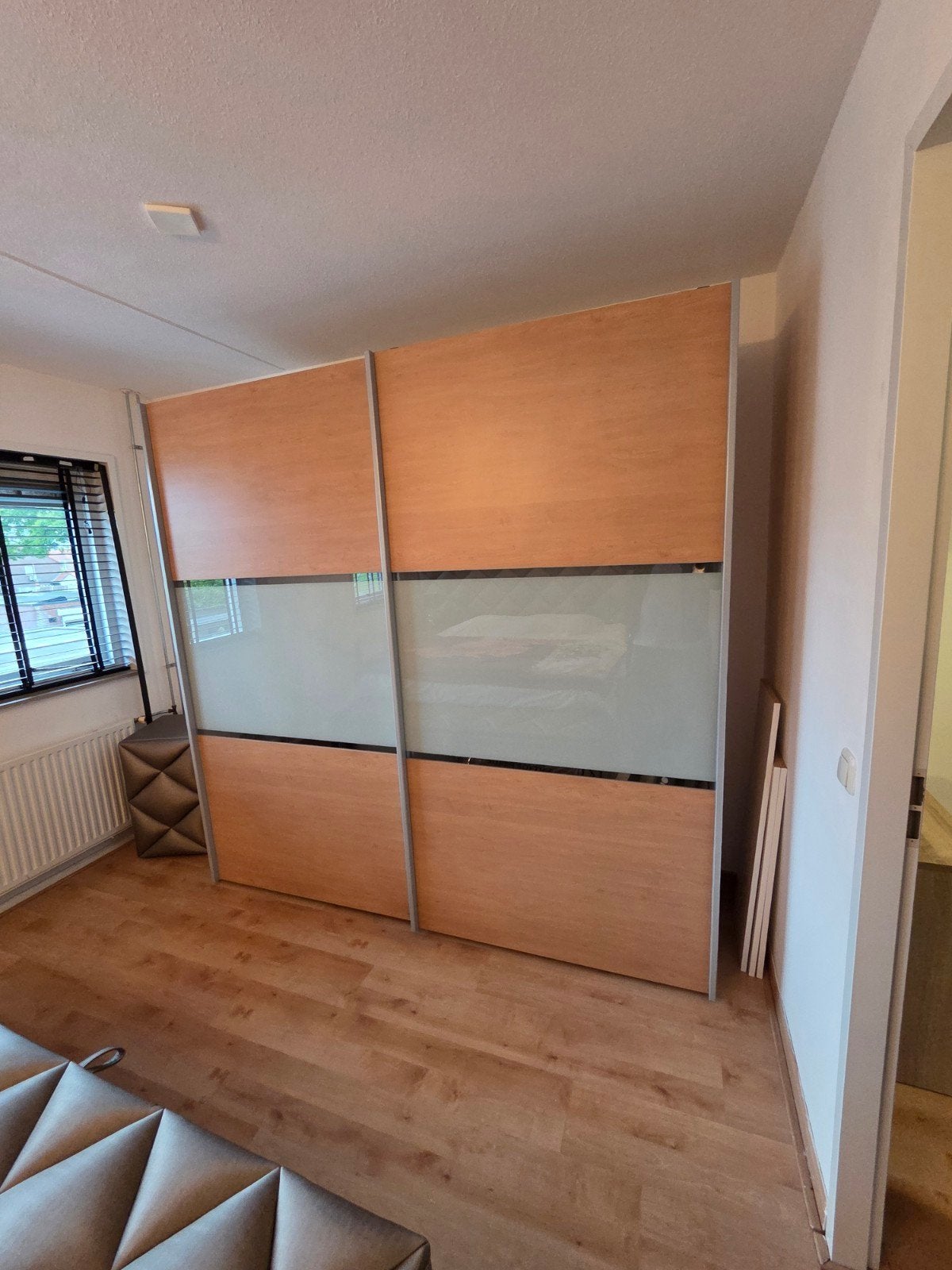 Ruime kledingkast met schuifdeuren en glazen panelen, 200 cm of meer, Met plank(en), Ophalen of Verzenden, 200 cm of meer