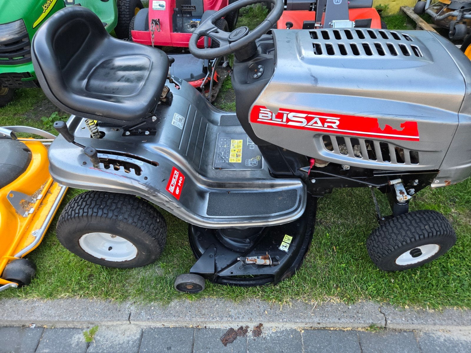 Zitmaaier Blizar zijlosser mulch
Moter 13 pk, Ophalen, Zo goed als nieuw, 50 cm of meer