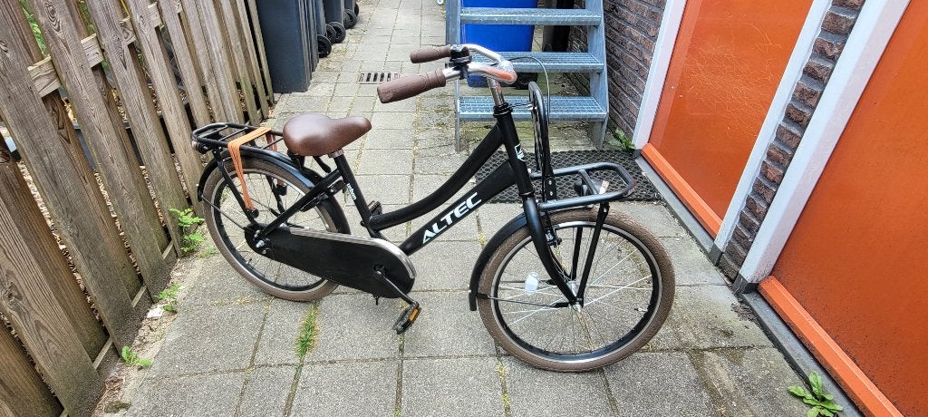Te koop mooie jongensfiets, Ophalen, Terugtraprem, 22 inch, Altec Urban