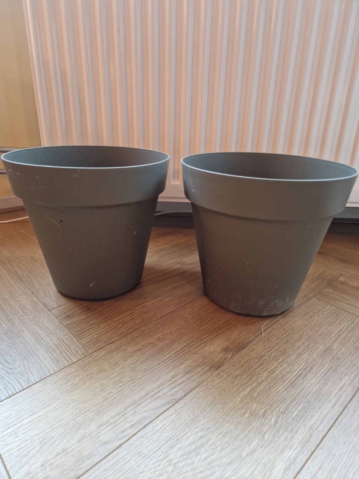 Twee grijze bloempotten van kunststof, Ophalen, Kunststof, Gebruikt, Rond