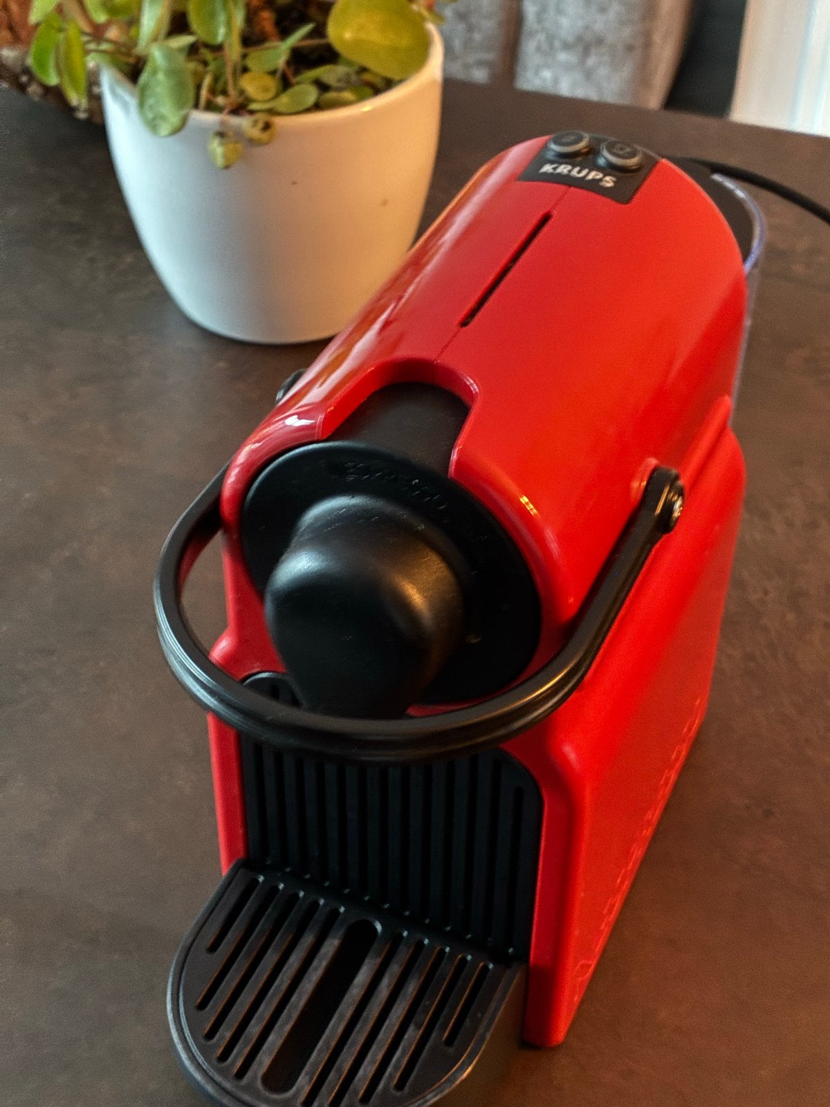 Krups Nespresso Inissia XN1005 - Zo goed als nieuw, Ophalen, Zo goed als nieuw, Espresso apparaat, Koffiepads en cups