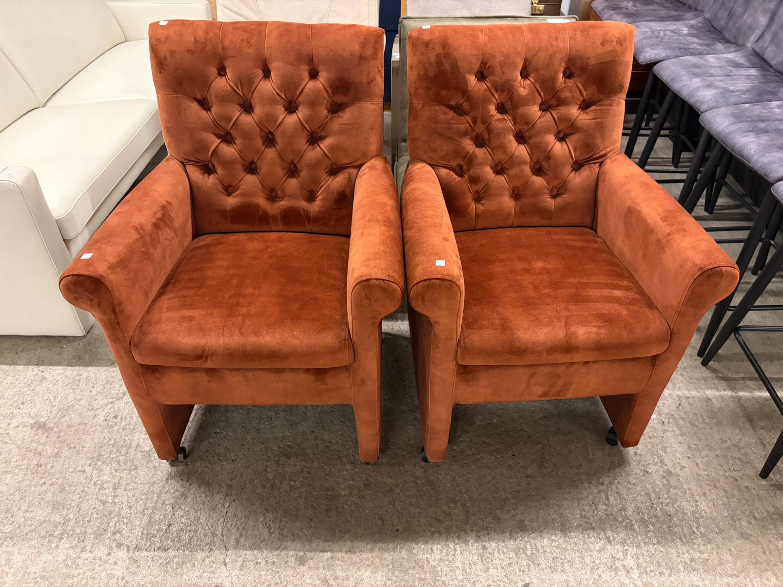 2 rood/bruine eetkamerstoelen op wieltjes €32.50 p.s, Ophalen, Bruin, ., .