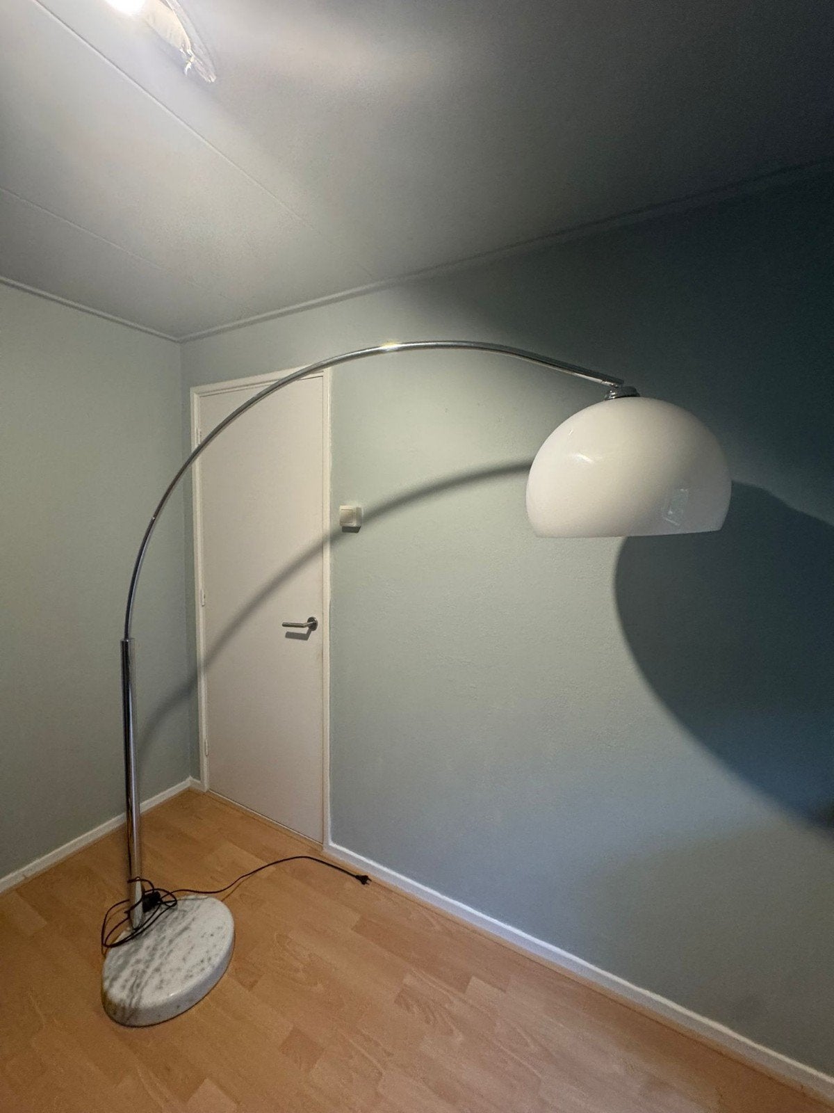 Vintage booglamp met marmeren voet en witte kap, Ophalen, Gebruikt, 200 cm of meer, E27 (groot)