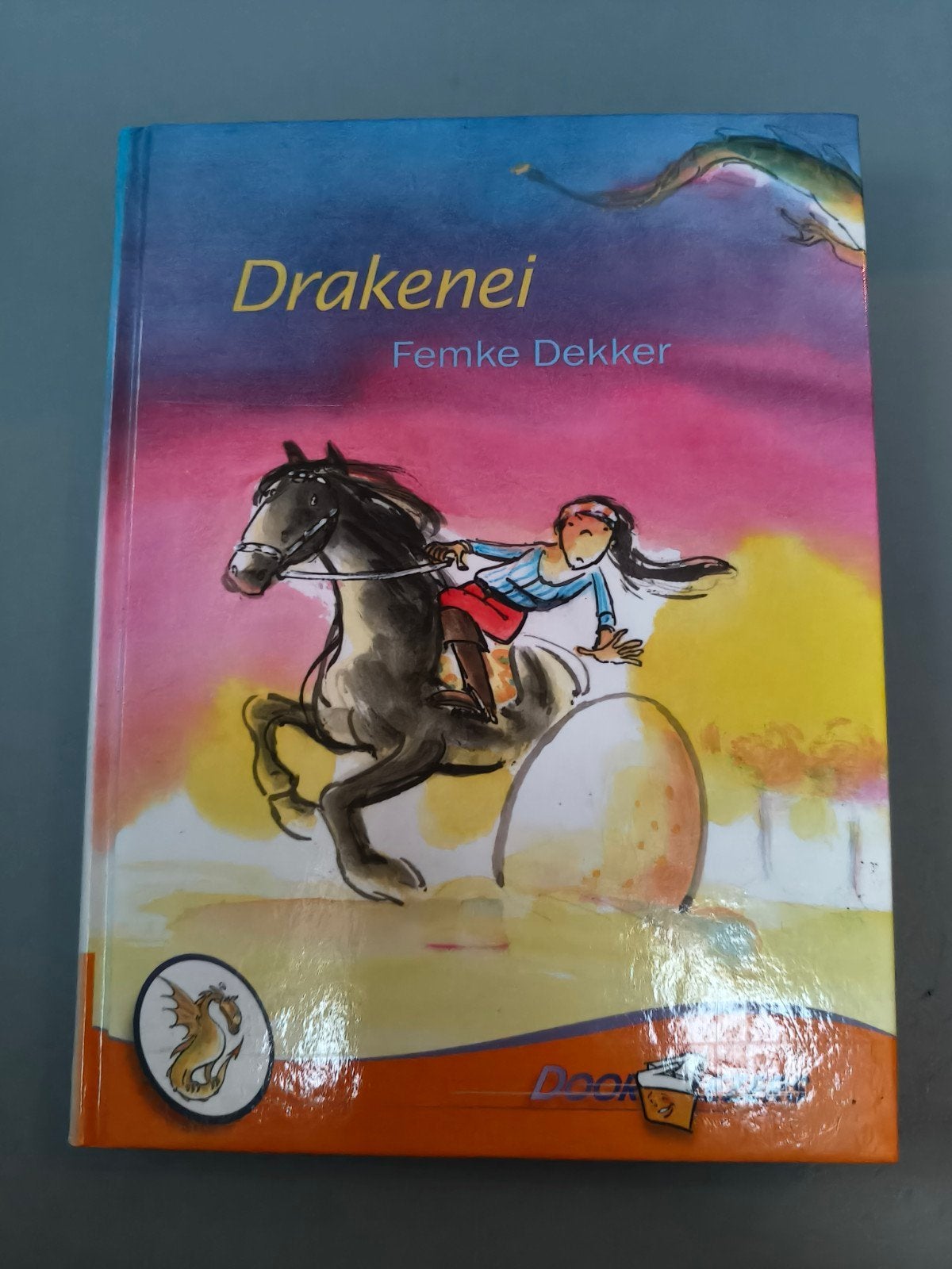 Drakenei - Femke Dekker (Kinderboek), Ophalen of Verzenden, Zo goed als nieuw, Femke Dekker