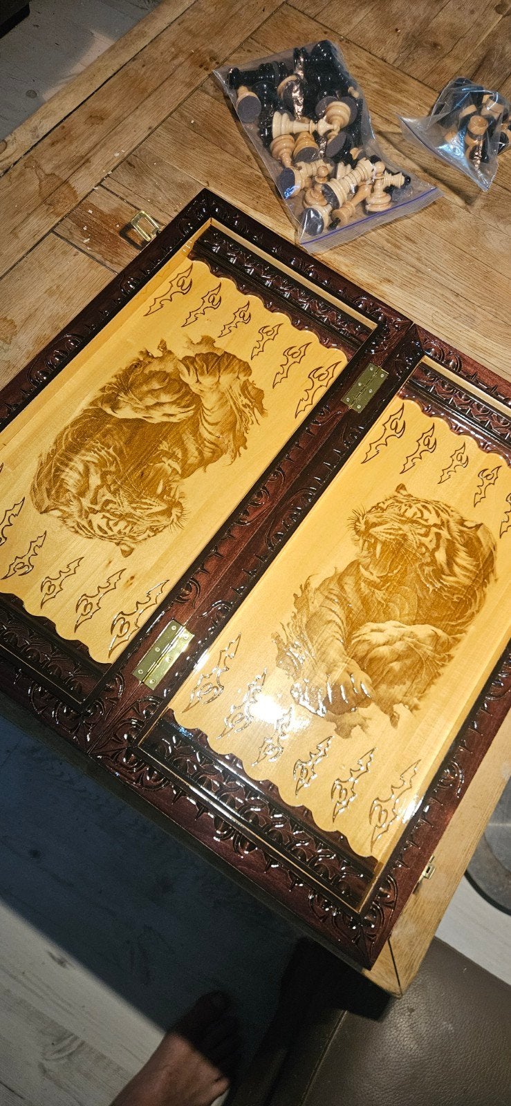 Prachtig handgemaakt Backgammon/Schaakspel met tijgergravure, Een of twee spelers, Ophalen of Verzenden, Zo goed als nieuw