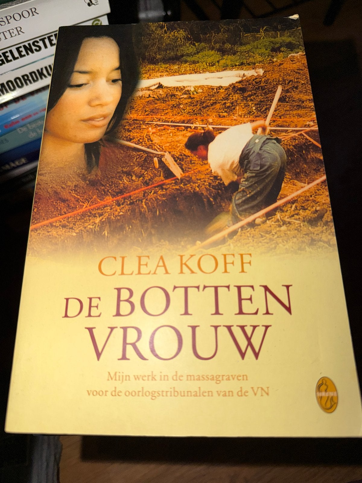 KKK. De Bottenvrouw Clea Koff (Mijn werk in de massagraven), Ophalen of Verzenden, 1945 tot heden, Zo goed als nieuw, Overige onderwerpen