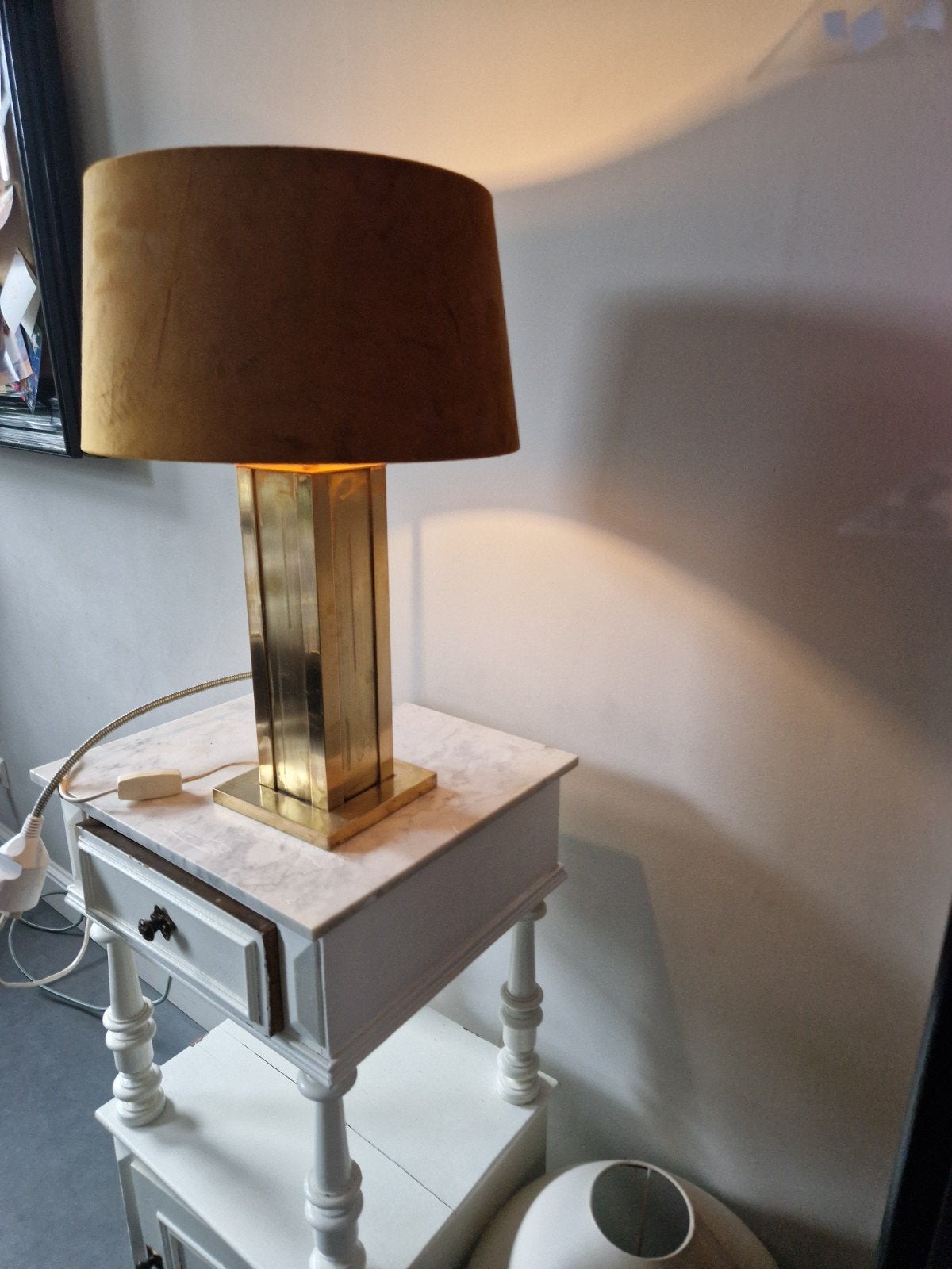 Vintage regency hollywood Tafellamp Messing met Okergele Kap, Ophalen, Gebruikt, Metaal, Met kap