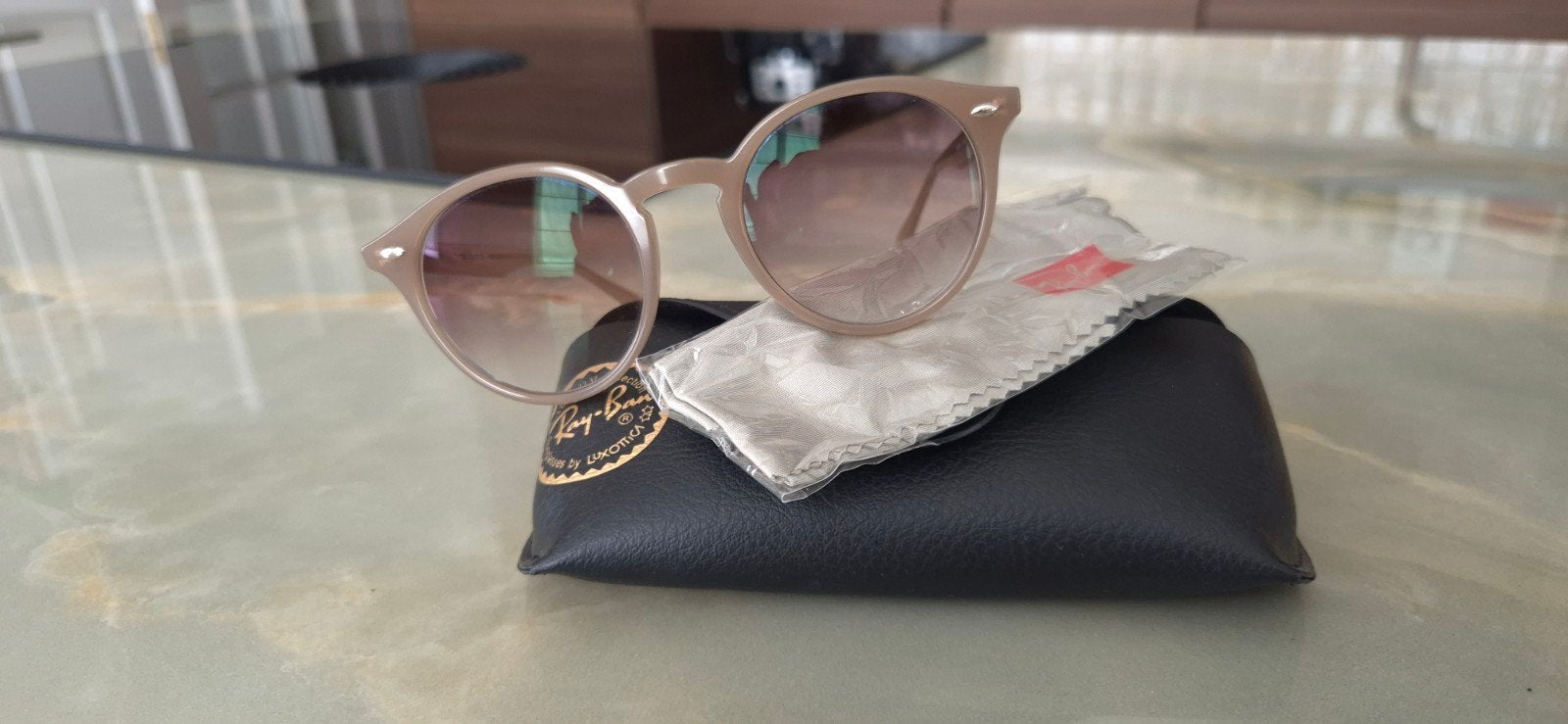Nieuwe RayBan zonnebril RB2180, Zonnebril op sterkte, Bruin, Ophalen of Verzenden, Zo goed als nieuw