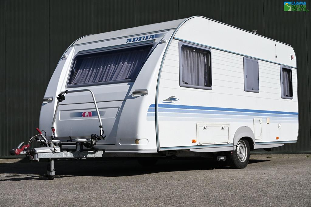 Adria Adora 472 LU |BOVAG|Mover|Zakluifel|Voortent, Caravans en Kamperen, Caravans, Rondzit, Bedrijf, Adria, Kachel