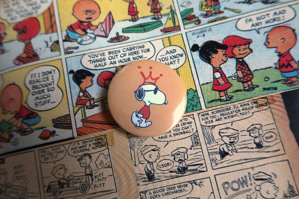 Snoopy Peanuts Comics 44MM Button Pin Broche, Verzamelen, Stripfiguren, Verzenden, Snoopy, Nieuw, Overige typen