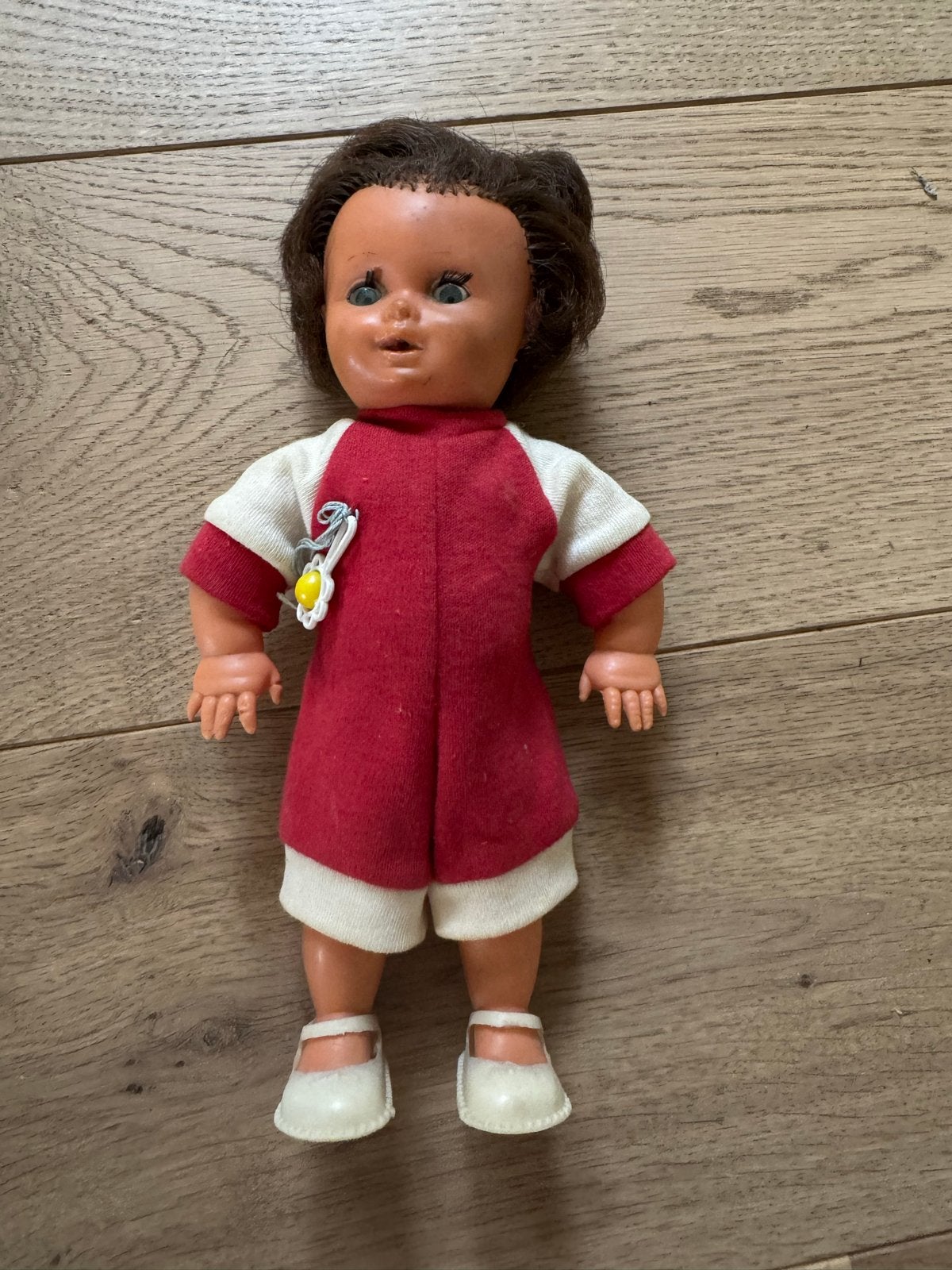Vintage Babypop pop Bella met Rode en Witte Kleding, Ophalen of Verzenden, Gebruikt, Babypop