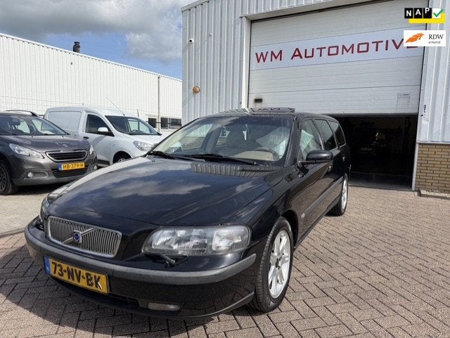 Volvo V70 2.4 AUTOMAAT APK T/M 25-4-2027, Auto's, Beige, Automatische klimaatregeling, Leder en Stof, Zwart