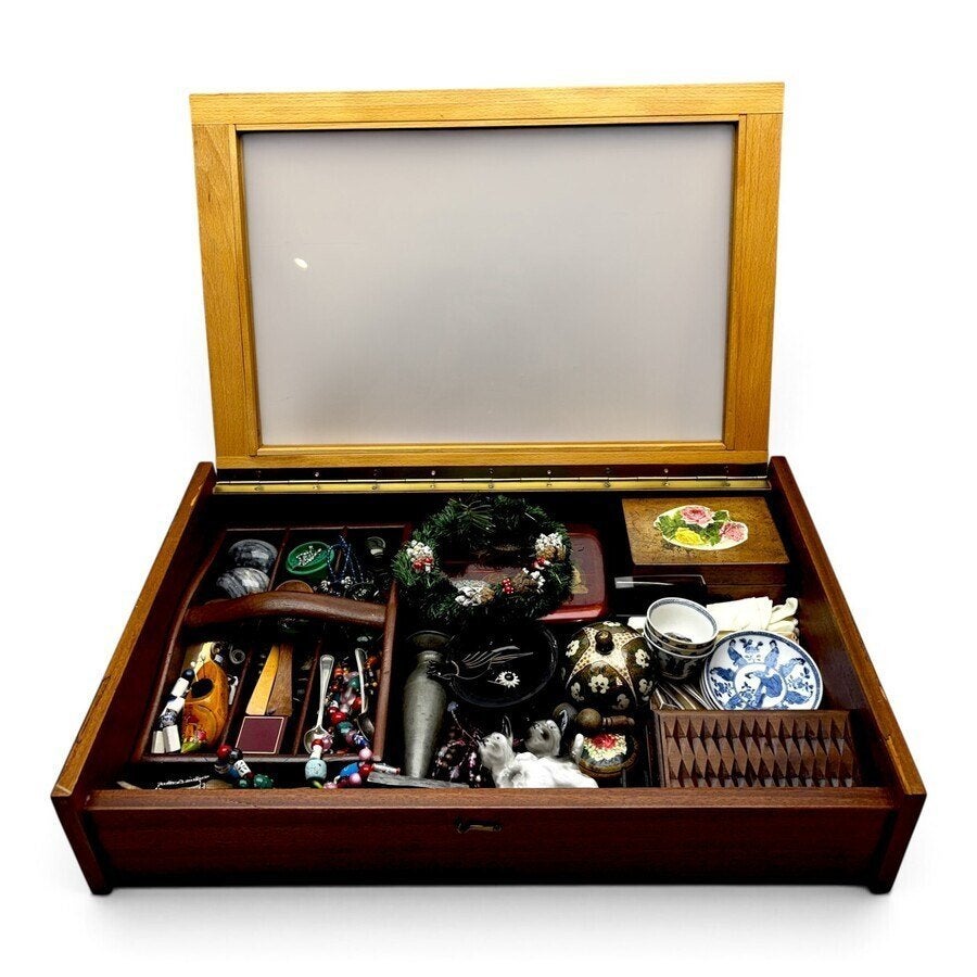 Tafelvitrine met diverse inhoud, Ophalen of Verzenden