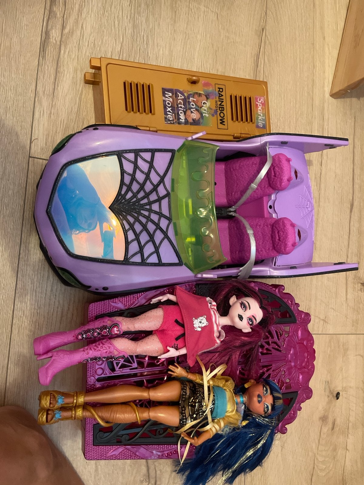 Monster High auto, kledingkast en 2 poppen, Kinderen en Baby's, Speelgoed | Poppen, Ophalen, Gebruikt, Overige typen