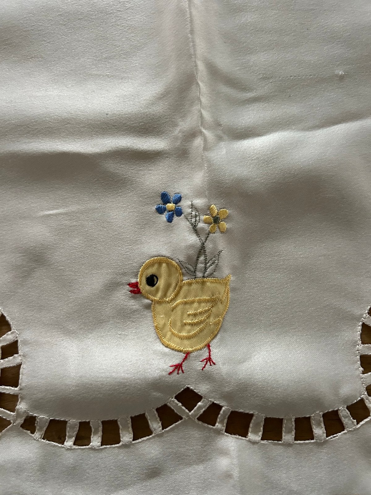 Paas tafelkleed met kuikentjes en eieren - 94x94cm, Gebruikt, Meerkleurig, Overige stijlen, Ophalen of Verzenden