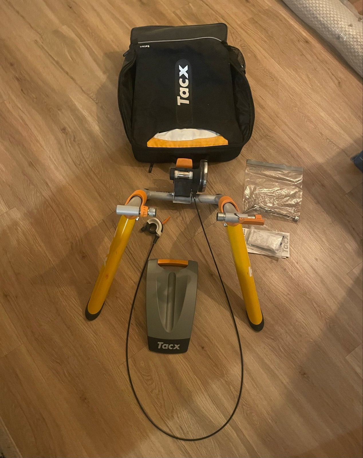 Tacx Satori Smart T2400 fietstrainer met draagtas, Fietsen en Brommers, Ophalen, Zo goed als nieuw