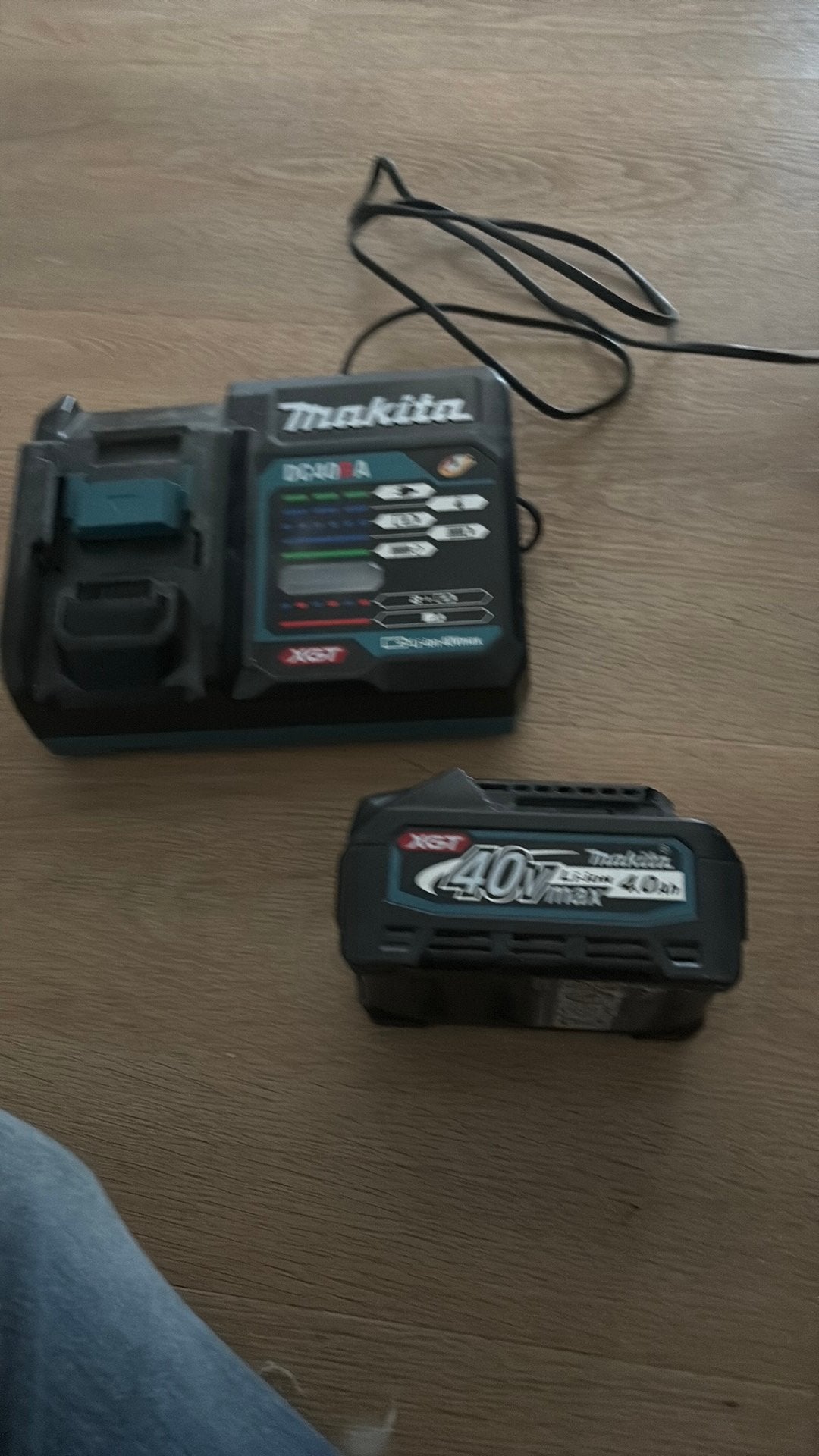 Makita 40v 4.0 ah accu en lader, Ophalen, Zo goed als nieuw
