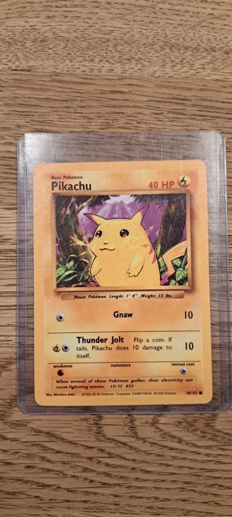 Pikachu kaart met sleeve, Ophalen of Verzenden, Zo goed als nieuw, Losse kaart