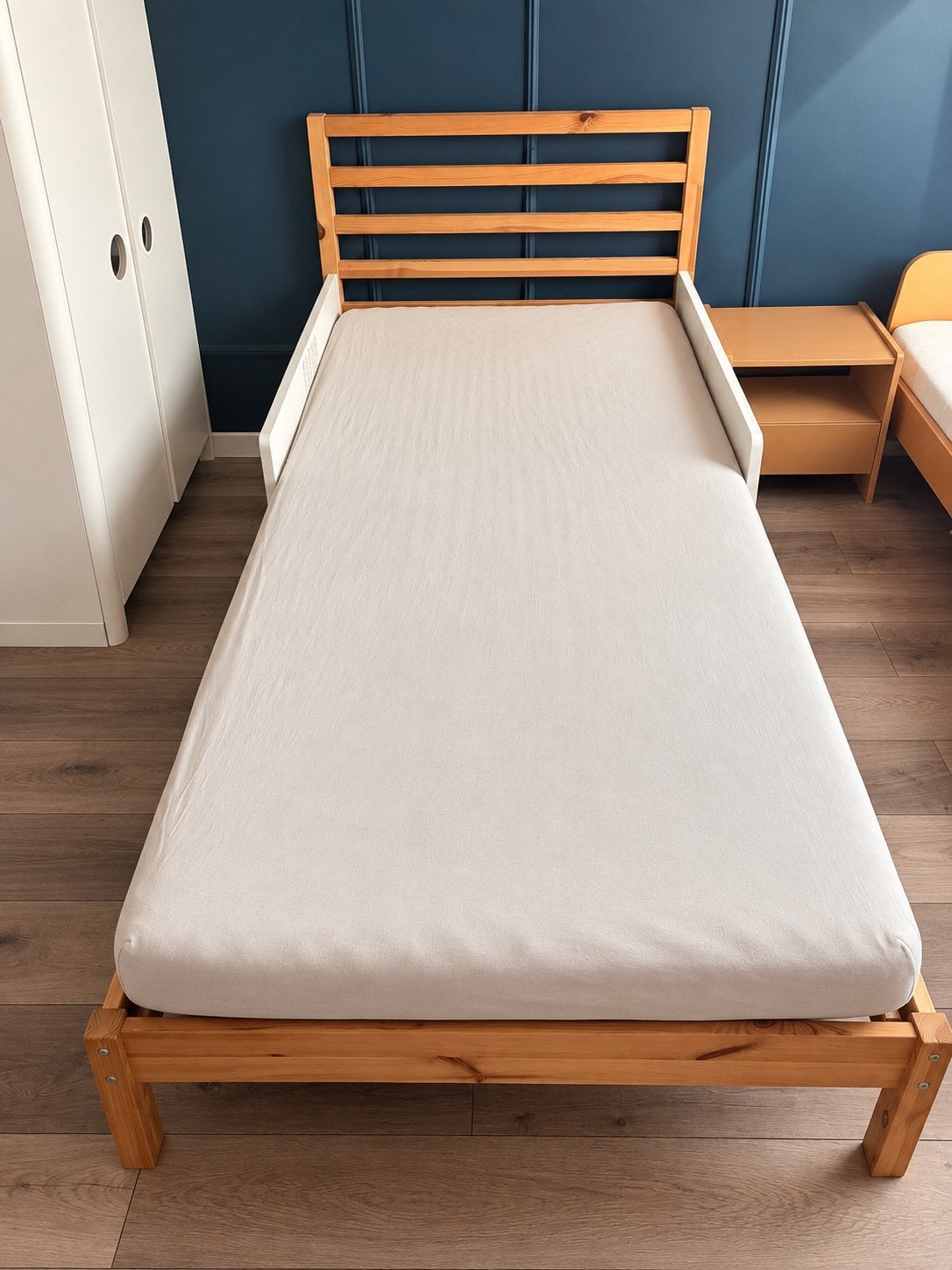 IKEA Tarva bed met 2 Nattapa zijsteunen, zo goed als nieuw, Huis en Inrichting, Ophalen, 90 cm, Eenpersoons, Beige