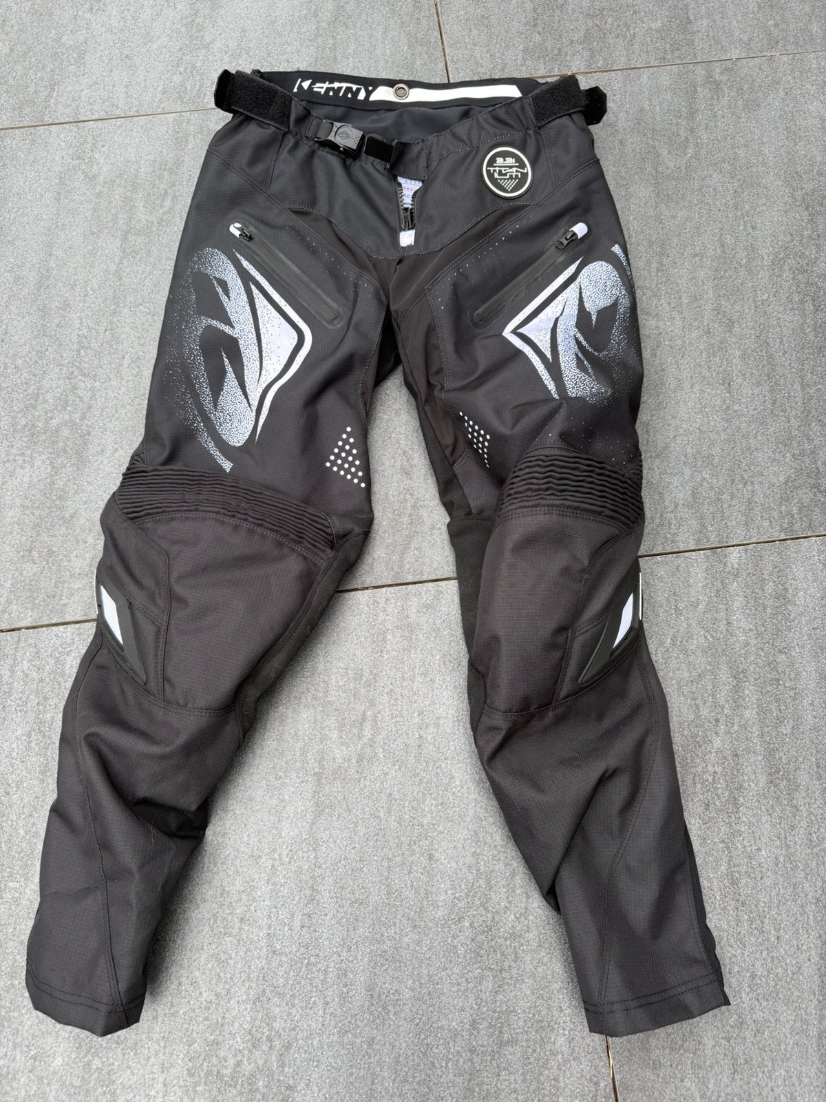 Kenny crossbroeken. 2 stuks z.g.a.n, Ophalen of Verzenden, Tweedehands, Broek | textiel