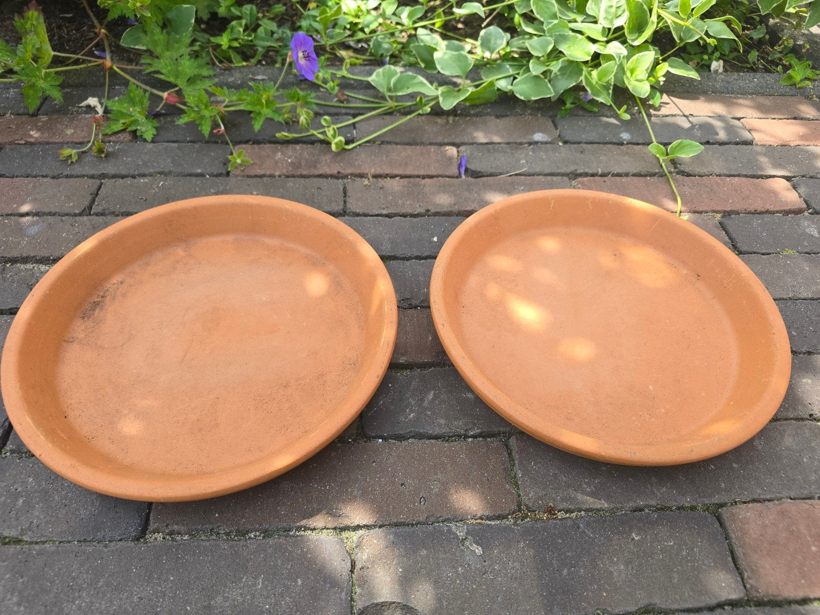 2x italiaanse aardewerk 23 cm onderschotels van Deroma Italy, Ophalen, Steen, Minder dan 30 cm, Rond