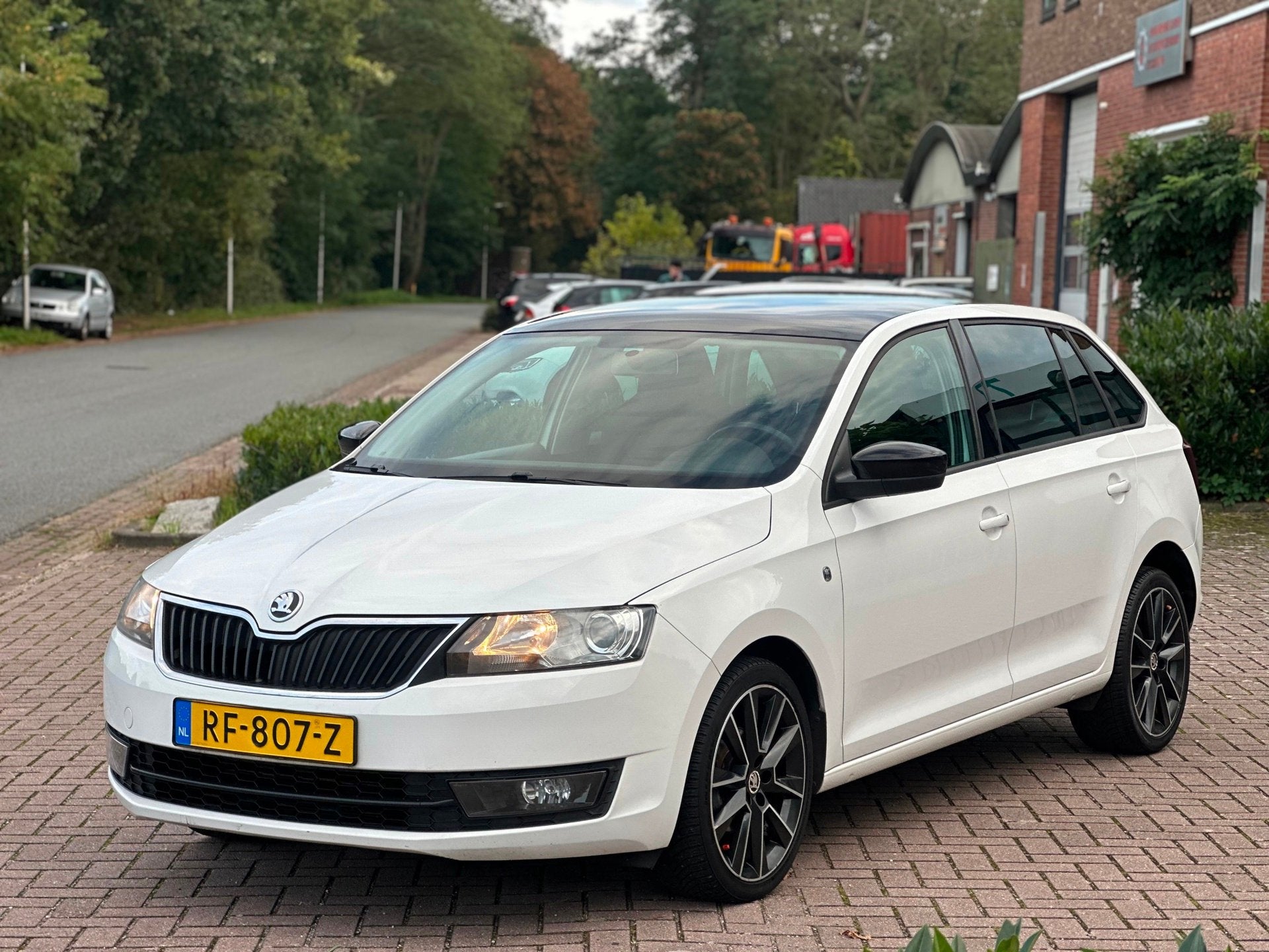 Skoda Rapid Spaceback 1.2 TSI Greentech Elegance Businesslin, Auto's, Stof, Gebruikt, Zwart, Bedrijf