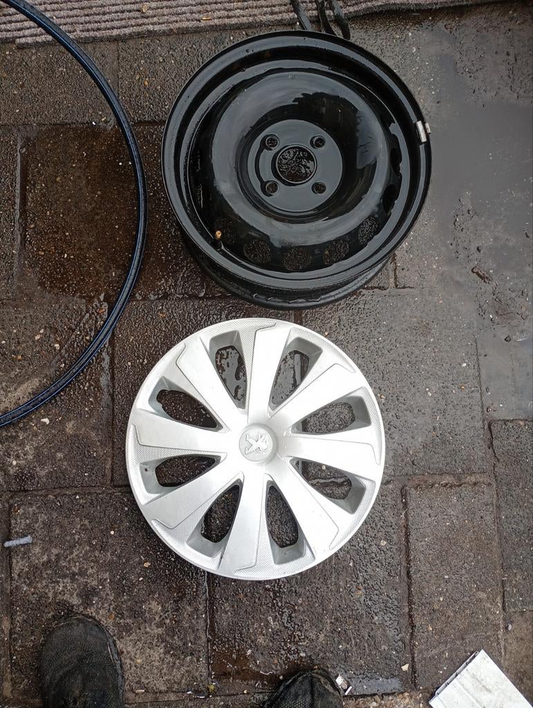 4 stalen velgen met wieldoppen Peugeot 15 inch zgan, Ophalen of Verzenden