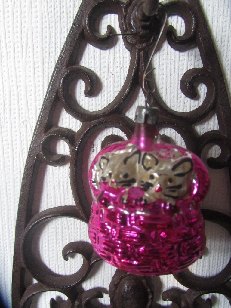Antieke kerstbal ornament; kitten in mandje basket, Diversen, Kerst, Ophalen of Verzenden