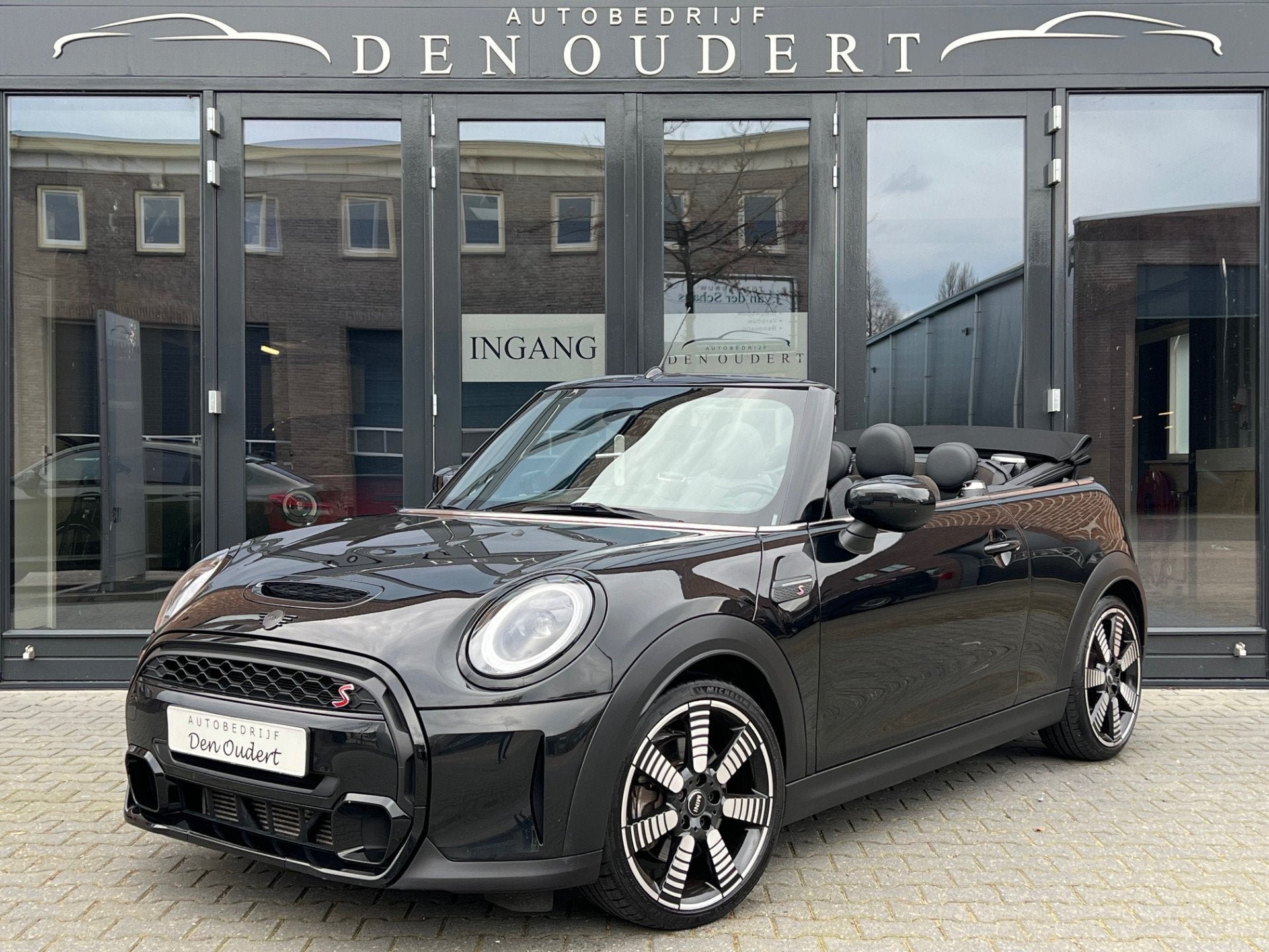 MINI Cabrio 2.0 Cooper S Classic AUT. APPLE CARPLAY/LEER/LED, Auto's, Mini, 1998 cc, 1300 kg, Gebruikt, Zwart