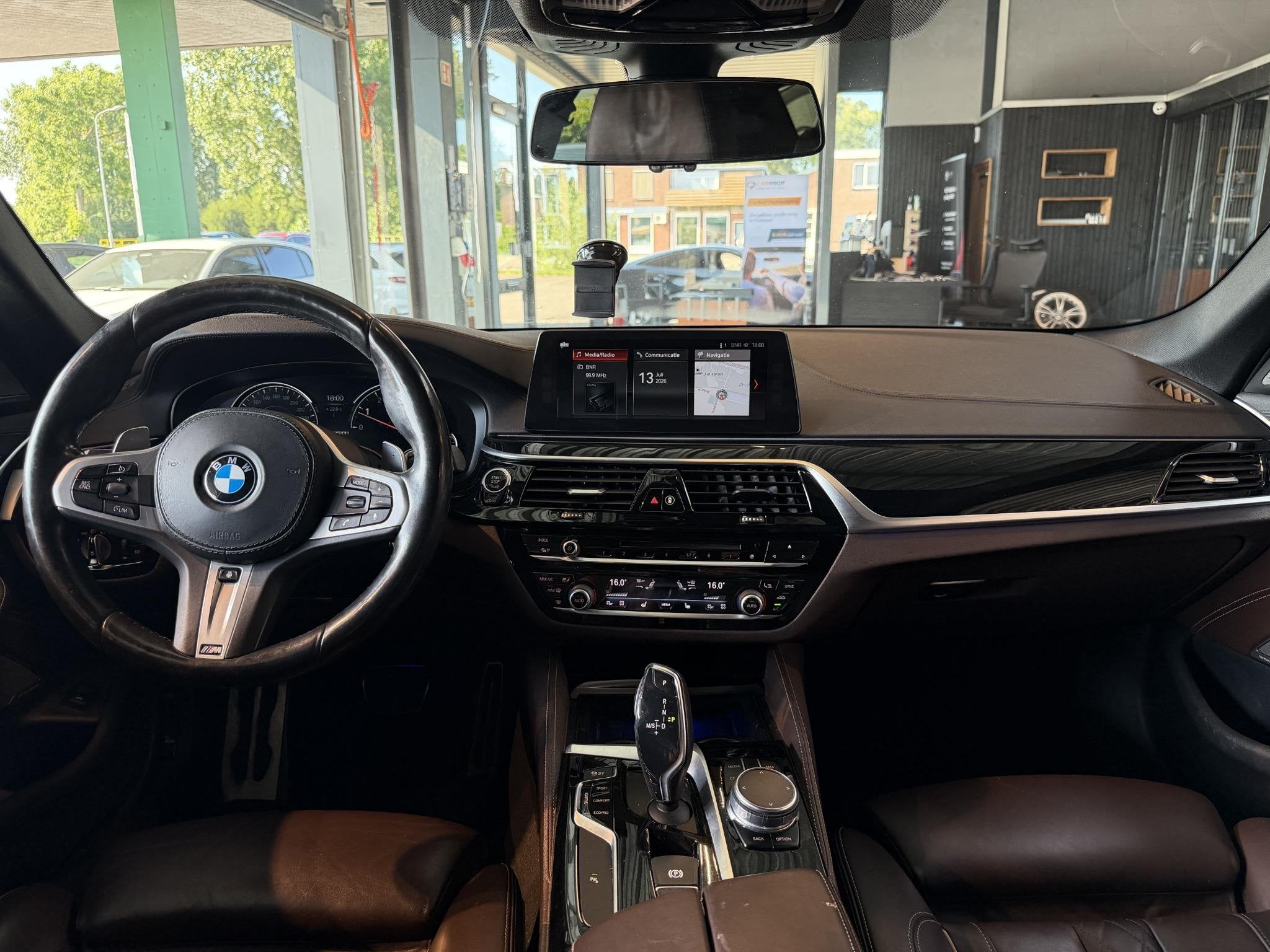 BMW 5-serie M550i xDrive High Executive HEAD-UP DISPLAY | NI, Automaat, Gebruikt, 4395 cc, Zwart