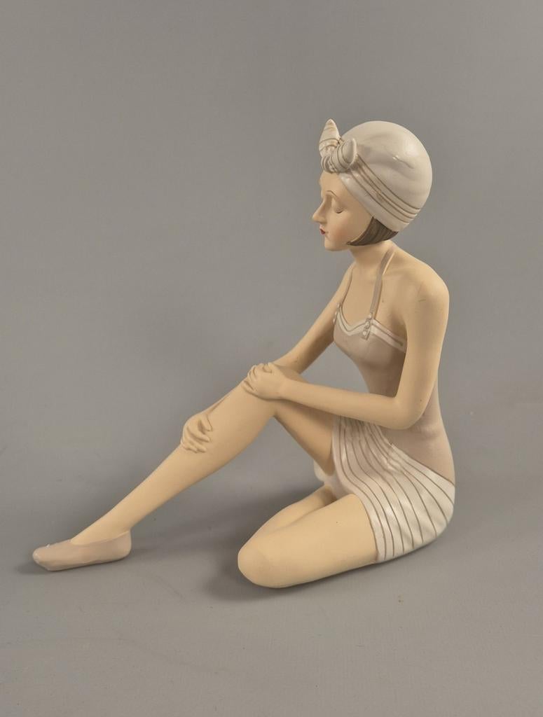 Vintage Polystone Beeld Dame in Badpak - Crème, Verzamelen, Beelden en Beeldjes, Ophalen of Verzenden