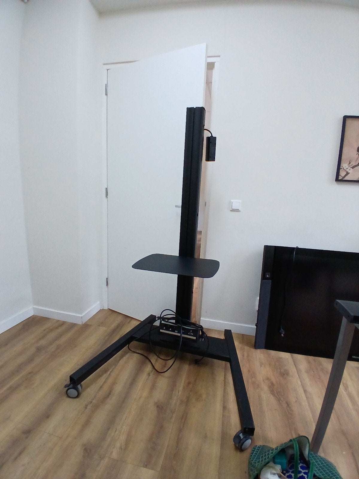 5x Vogel's TV / Digibord Standaard op wielen, Ophalen, Zo goed als nieuw