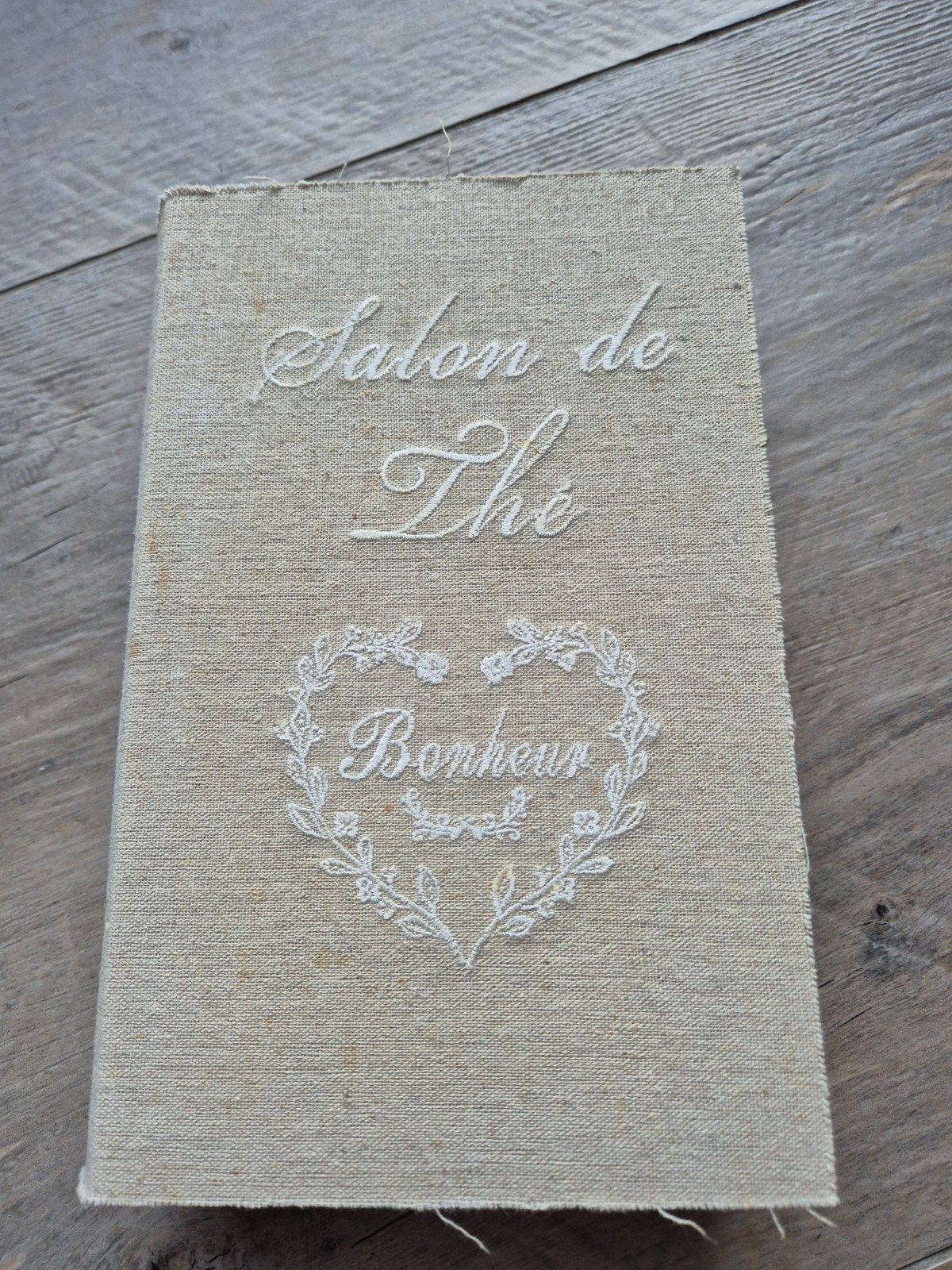 Decoratieve theedoos in boekvorm - Salon de Thé Bonheur, Gebruikt, Beige, Ophalen of Verzenden, Landelijk
