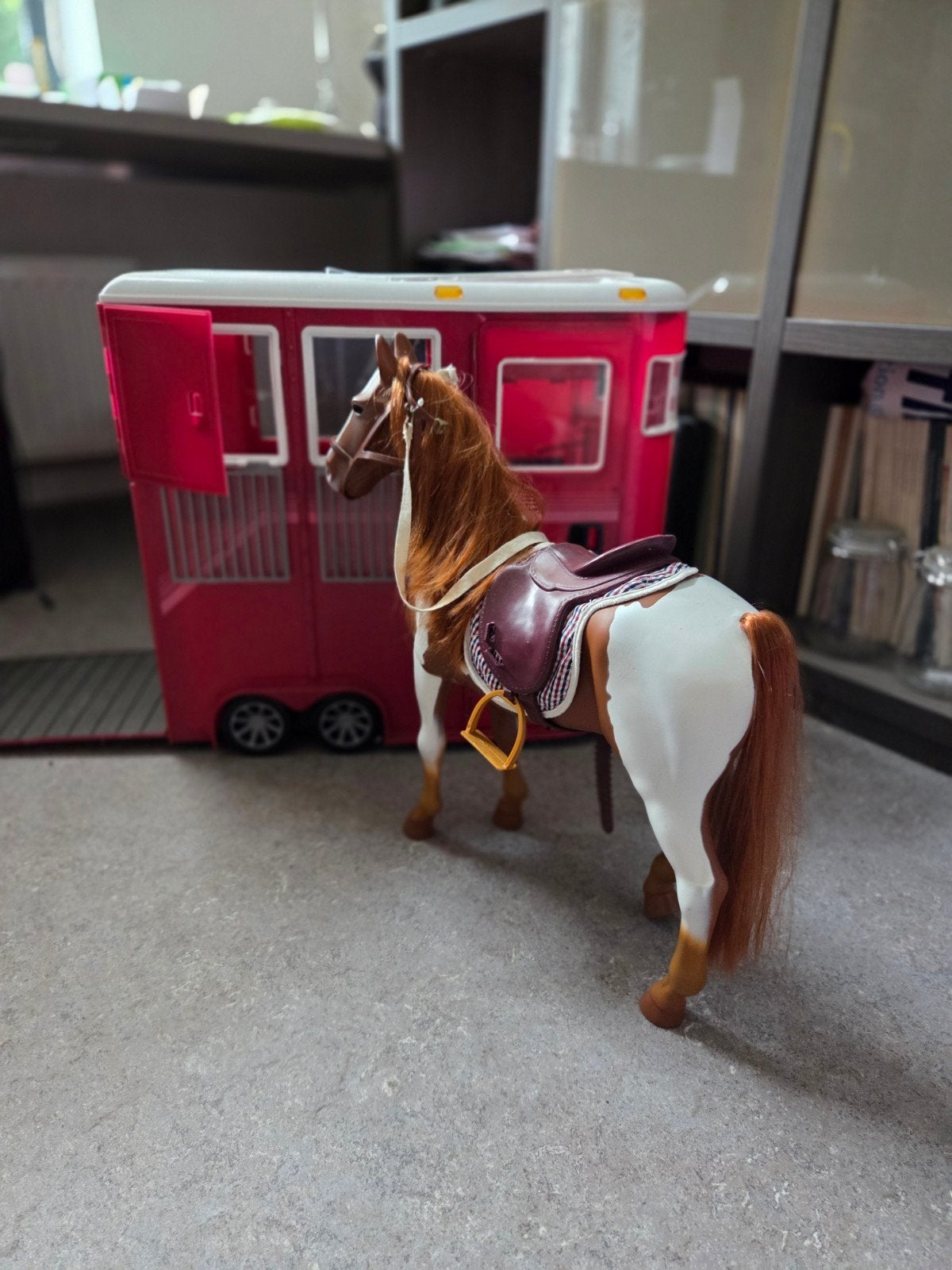 Paardentrailer poppenmaat met paard en accessoires, Ophalen, Gebruikt