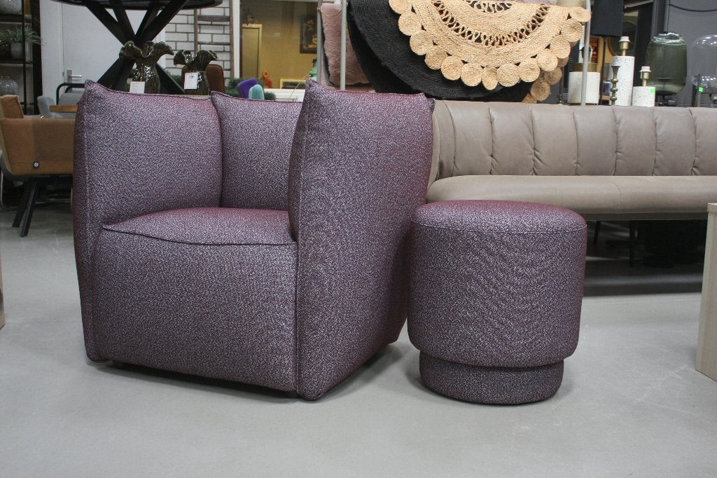 Luxe fauteuil VASA + ronde hocker TRAY Jess Design stof
