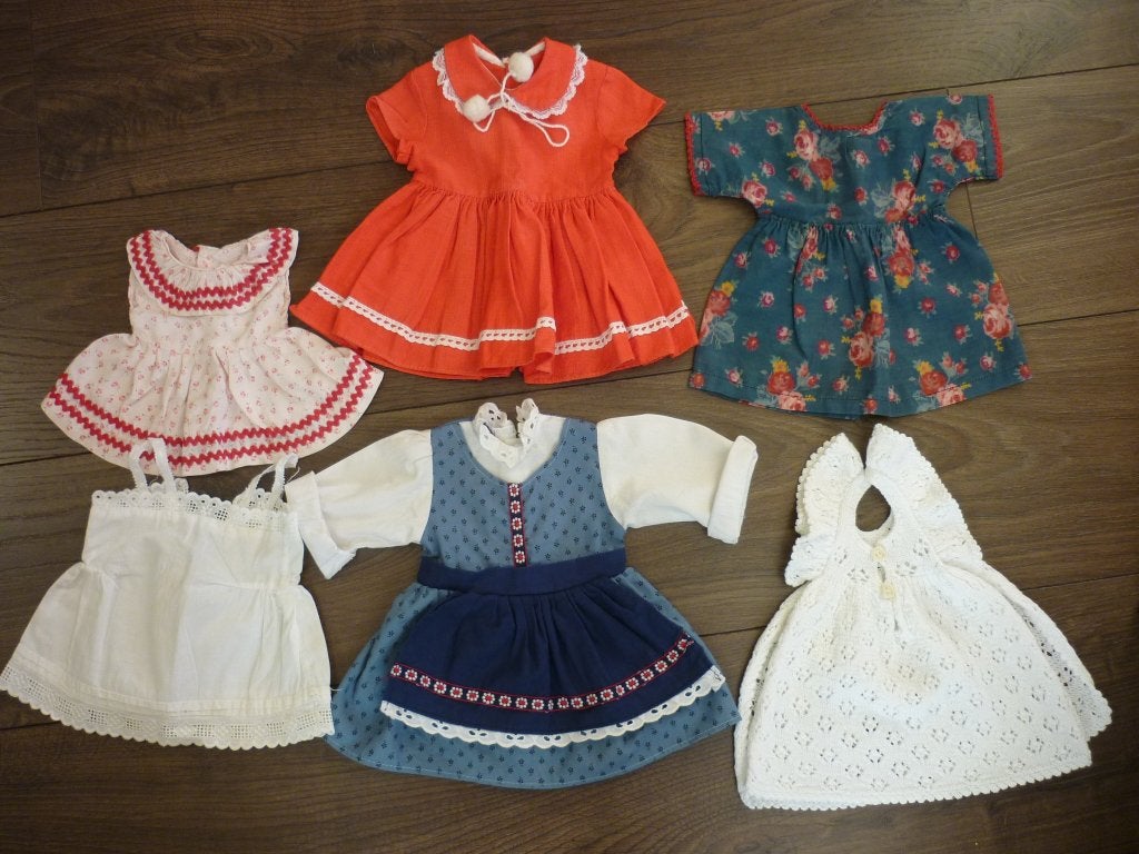 Lot oude kleertjes voor poppen., Antiek en Kunst, Antiek | Speelgoed, Verzenden