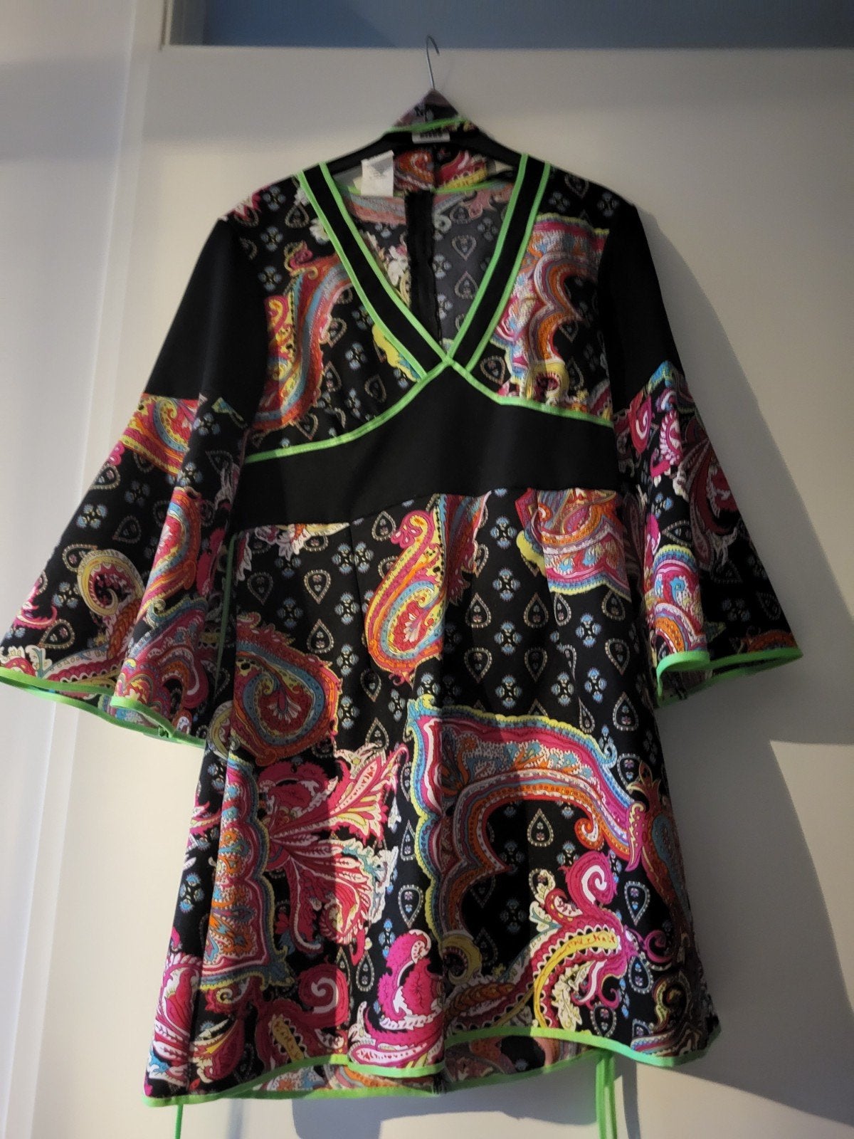 flower power jurkje met haarband, Kleding | Dames, Ophalen of Verzenden, Zo goed als nieuw, Maat 38/40 (M), Carnaval