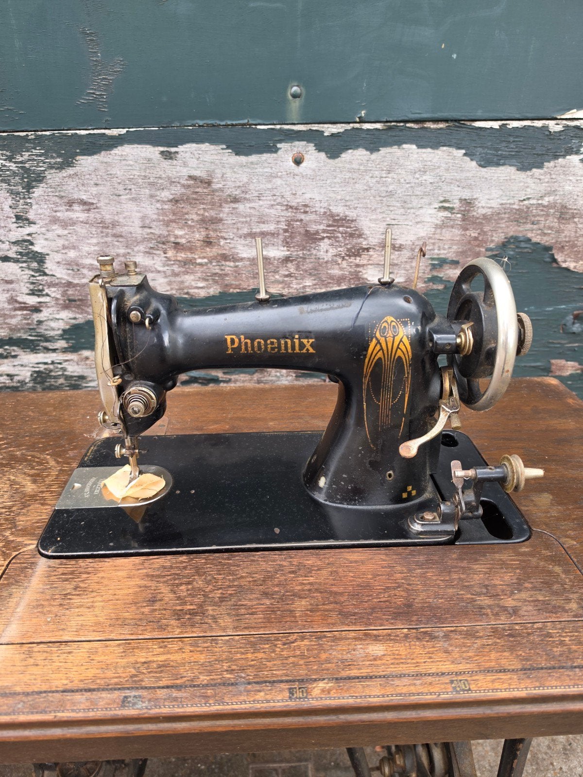 Antieke Phoenix Naaimachine met Onderstel, Ophalen