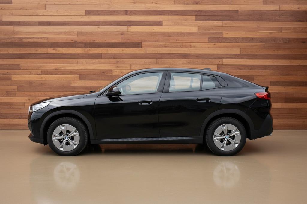 BMW iX2 eDrive20 67 kWh | SOH 100% (bj 2024, automaat), 478 km, Stof, Met garantie (alle), 24 min